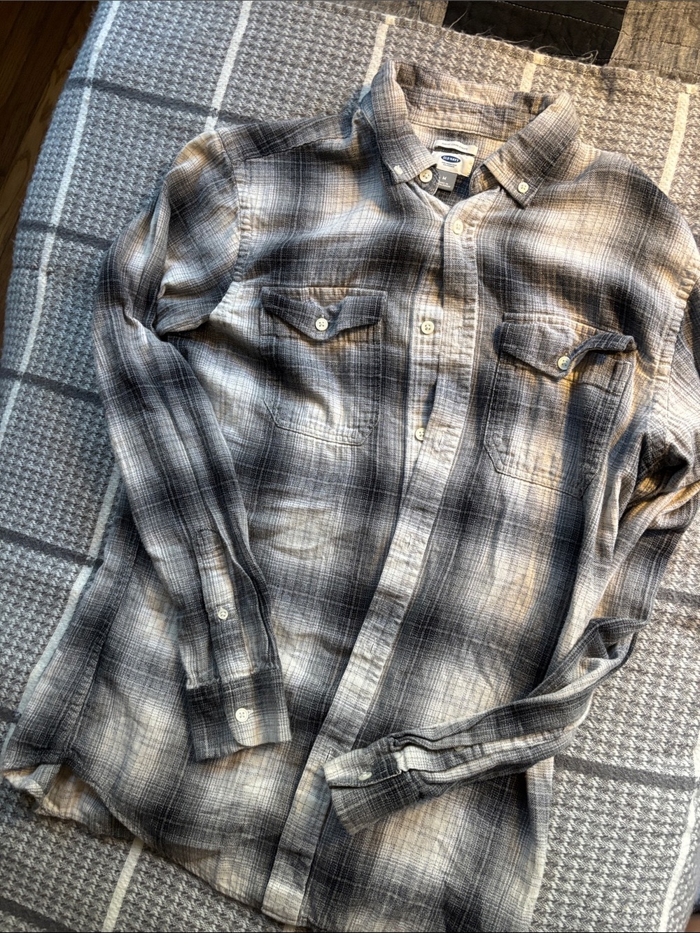 Old Navy Women's Gray and Cream Plaid Button-Up Shirt